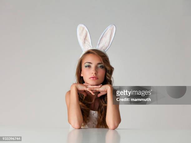 meisje dragen van de oren van het konijn - bunny girl stockfoto's en -beelden