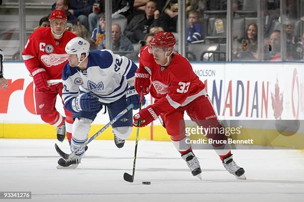 Kris Draper of the Detroit Red Wings handles the puck against the Toronto Maple Leafs at the Air Canada Centre on November 7, 2009 in Toronto, Canada.