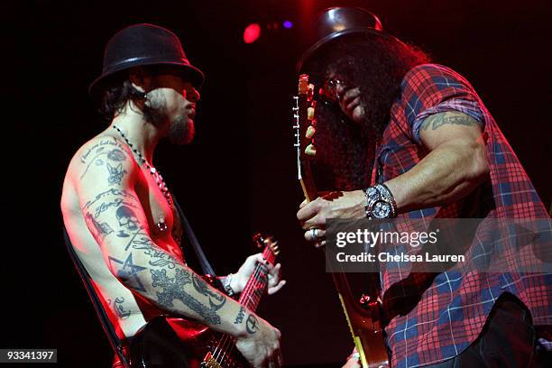 Guitarists Guitarist Dave Navarro of Jane's Addiction and Slash of Velvet Revolver perform at the Los Angeles Youth Network benefit rock concert at...