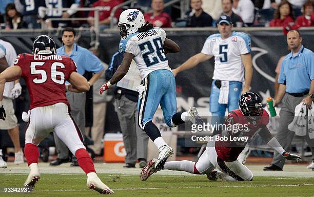 Running back Chris Johnson of the Tennessee Titans rushes past linebacker Zac Diles of the Houston Texans and Brian Cushing in the second quarter at...