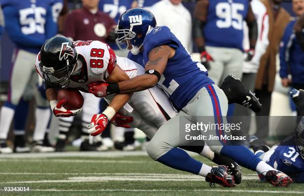 Tony Gonzalez of the Atlanta Falcons is tackled by Michael Boley of the New York Giants on November 22, 2009 at Giants Stadium in East Rutherford,...