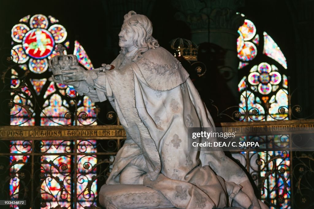 Statue, choir in Notre-Dame cathedral, Paris