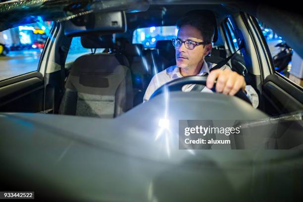 man kör i sin bil på natten i staden - auto cockpit bildbanksfoton och bilder