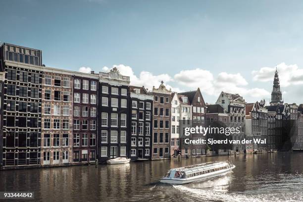 traditional old buildings at a canal in amsterdam, the netherlands - sjoerd van der wal or sjocar fotografías e imágenes de stock