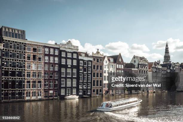 traditional old buildings at a canal in amsterdam, the netherlands - sjoerd van der wal or sjonature imagens e fotografias de stock