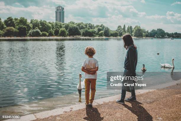 tourist kids in hyde park,serpentine lake - hyde park londen stockfoto's en -beelden