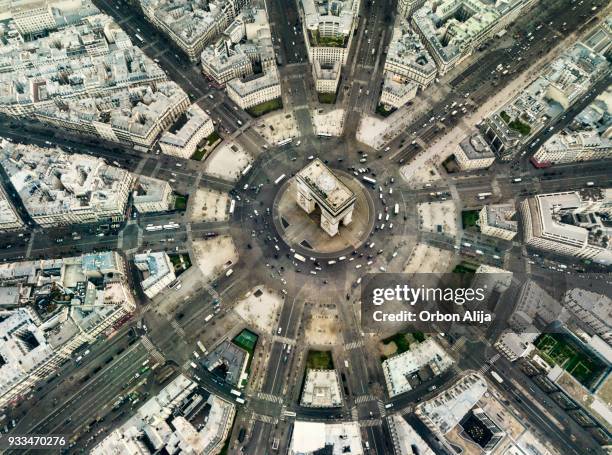 bogen de triomphe - paris street stock-fotos und bilder
