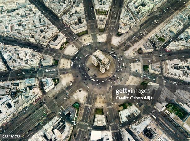 boog de triomphe - avenue des champs elysees stockfoto's en -beelden