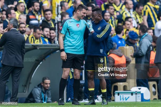 Goalkeeper Carlos Kameni of Fenerbahce SK with a referee during the Turkish Spor Toto Super Lig match Fenerbahce AS and Galatasaray AS at the Sukru...