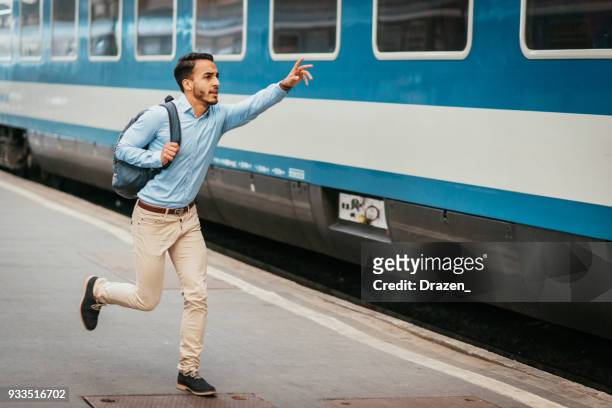 zakenman bijna de trein gemist - missed train stockfoto's en -beelden