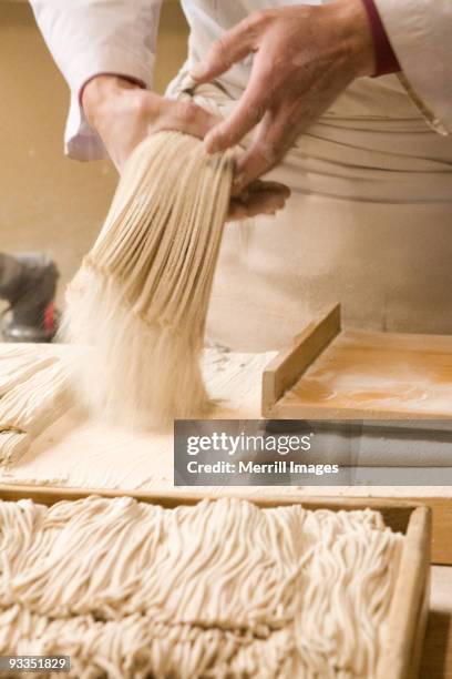 man slicing dough to make soba noodles - soba - fotografias e filmes do acervo