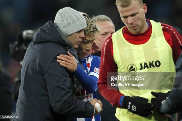 Coach Jurgen Streppel of sc Heerenveen, Yuki Kobayashi of sc Heerenveen during the Dutch Eredivisie match between sc Heerenveen and Willem II...
