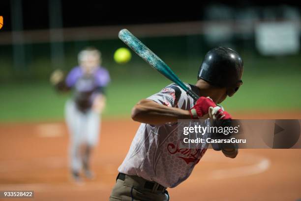 batedor de softbol, preparando-se para bater a bola meados ar - batting - fotografias e filmes do acervo