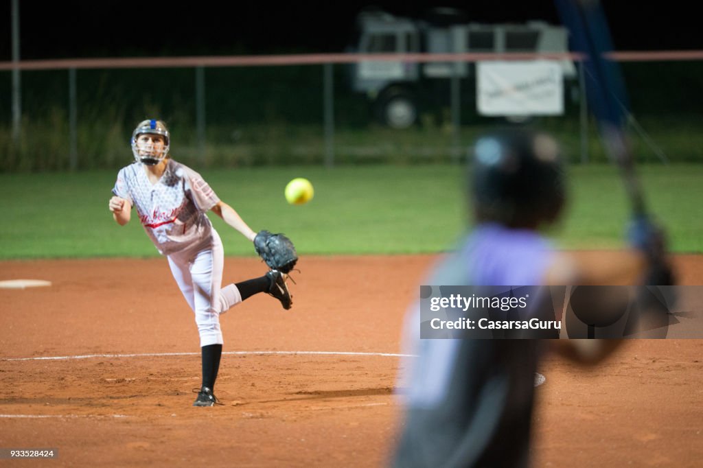 Lanzador de Softbol lanzar la bola al bateador