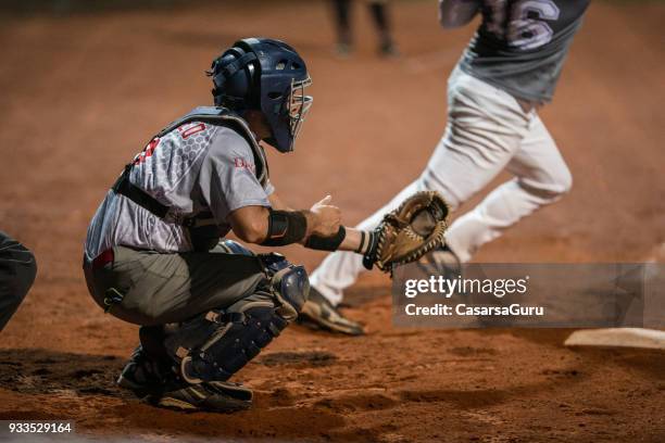 softball catcher kneeling - baseball catcher stock pictures, royalty-free photos & images