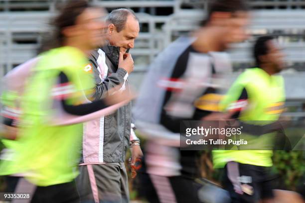 Delio Rossi new coach of US Citta di Palermo looks on during his first training session at Tenente Carmelo Onorato training center on November 24,...
