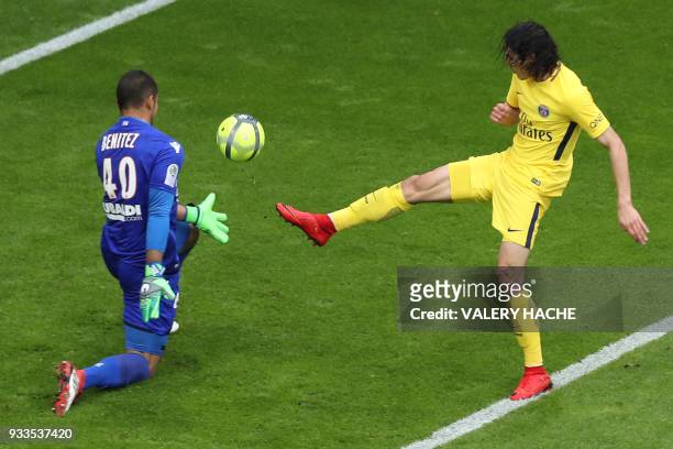 Paris Saint-Germain's Uruguayan forward Edinson Cavani shoots on goal past Nice's Argentinian goalkeeper Walter Benitez to hit the post during the...