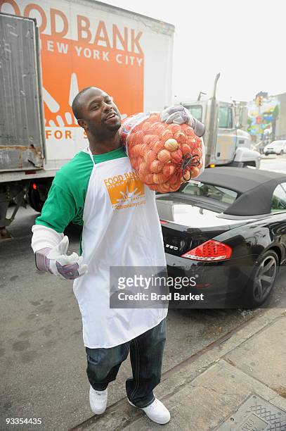 Bart Scott of the New York Jets unloads food for the Food Bank For New York City at "CHIPS" Park Slope Christian Help on November 24, 2009 in New...