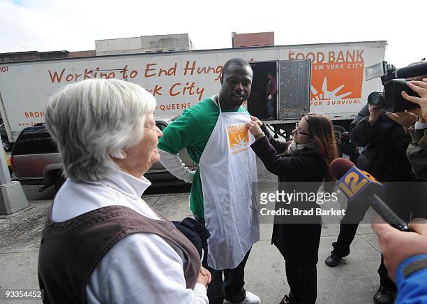 Bart Scott of the New York Jets helps at the Food Bank For New York City at "CHIPS" Park Slope Christian Help on November 24, 2009 in New York City.