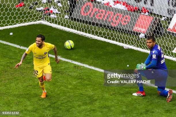 Paris Saint-Germain's Brazilian defender Dani Alves celebrates after scoring a header past Nice's Argentinian goalkeeper Walter Benitez during the...