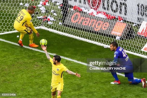 Paris Saint-Germain's Brazilian defender Dani Alves celebrates after scoring a header past Nice's Argentinian goalkeeper Walter Benitez as Paris...