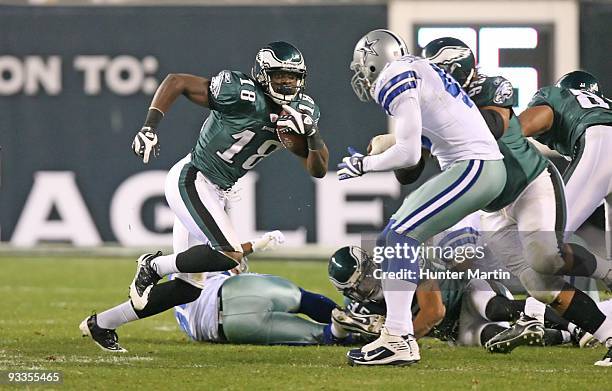 Wide receiver Jeremy Maclin of the Philadelphia Eagles carries the ball during a game against the Dallas Cowboys on November 8, 2009 at Lincoln...