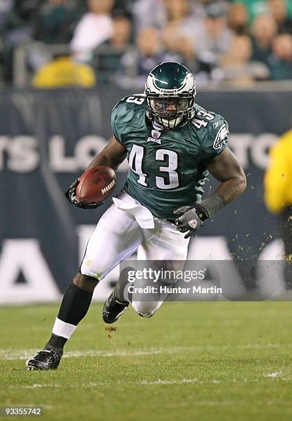 Fullback Leonard Weaver of the Philadelphia Eagles carries the ball during a game against the Dallas Cowboys on November 8, 2009 at Lincoln Financial...