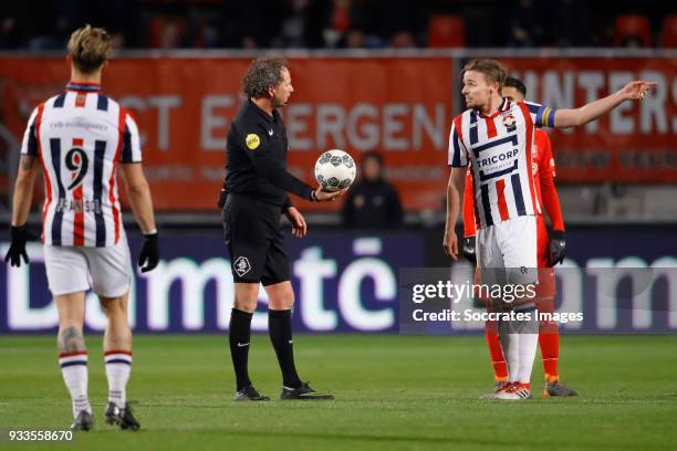 Referee Reinold Wiedemeijer, Ben Rienstra of Willem II during the Dutch Eredivisie match between Fc Twente v Willem II at the De Grolsch Veste on...