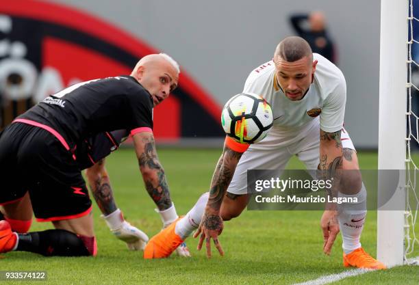 Alex Cordaz of Crotone competes for the ball with Radja Nainggolan of Roma during the serie A match between FC Crotone and AS Roma at Stadio Comunale...