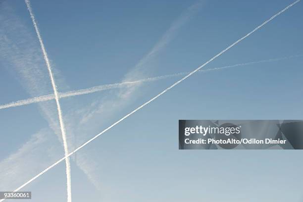 vapor trails in sky - trainee photos et images de collection