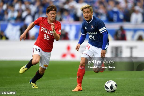 Ryosuke Yamanaka of Yokohama F.Marinos and Daisuke Kikuchi of Urawa Red Diamonds compete for the ball during the J.League J1 match between Urawa Red...