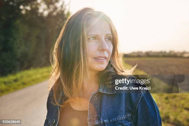 portrait of mature woman in the countryside - grave stockfoto's en -beelden