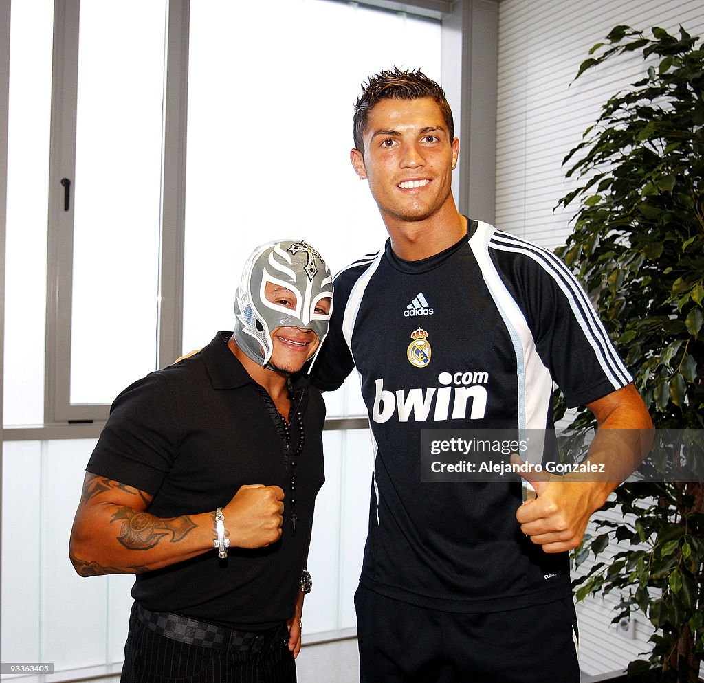 Rey Misterio Visits the Real Madrid Team