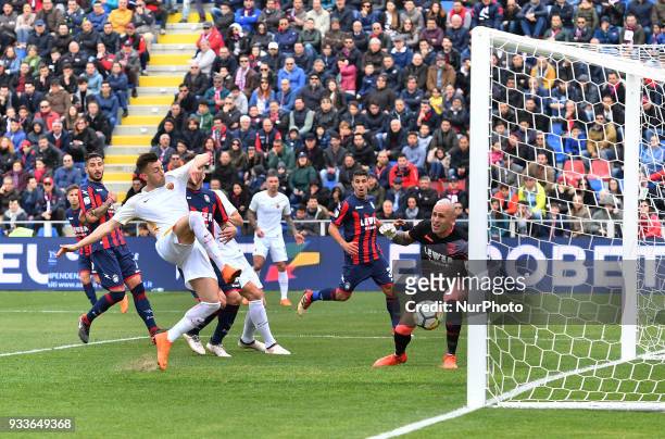 Of Roma scores his team's first goal during the serie A match between FC Crotone and AS Roma at Stadio Comunale Ezio Scida on March 18, 2018 in...
