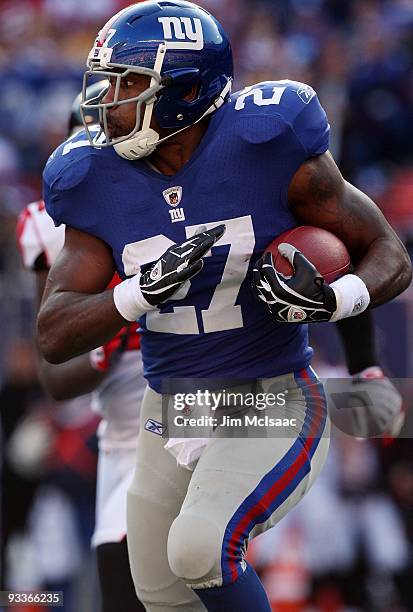 Brandon Jacobs of the New York Giants runs the ball against the Atlanta Falcons on November 22, 2009 at Giants Stadium in East Rutherford, New Jersey.