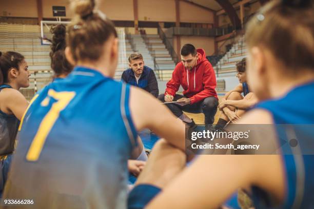 coach gesprek met spelers - coach stockfoto's en -beelden