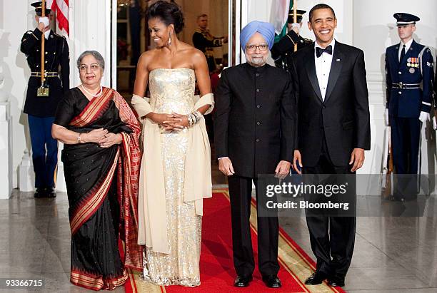 President Barack Obama, right, and U.S. First Lady Michele Obama, second from left, greet Manmohan Singh, India's prime minister, second from right,...