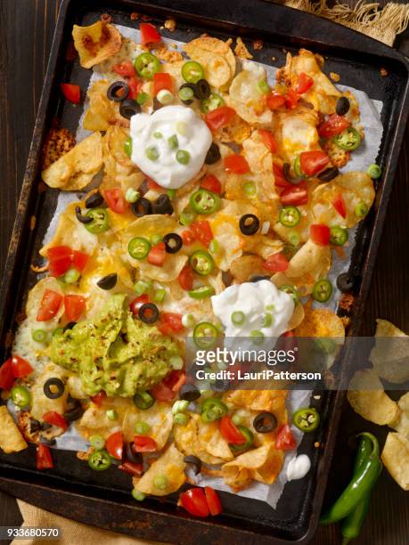 waterkoker gekookt aardappelchips nachos - ketel stockfoto's en -beelden