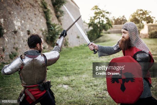 cavalieri in lotta con la spada in epoca medievale in europa - good; times bad times foto e immagini stock