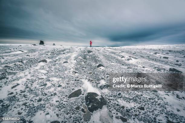 lonely man in stormy weather, iceland. - deserto ártico - fotografias e filmes do acervo