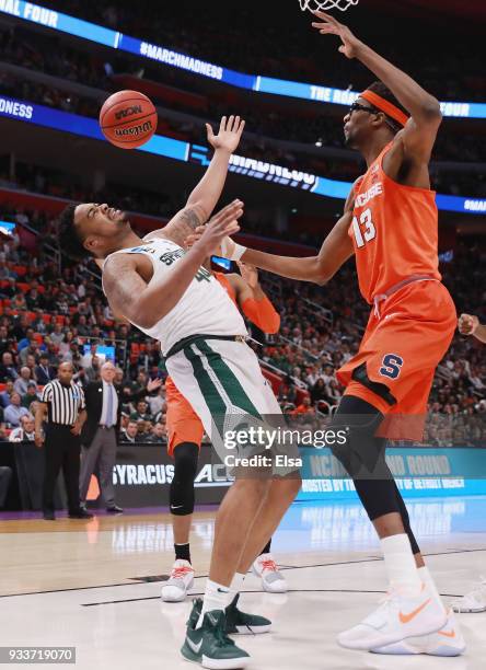 Nick Ward of the Michigan State Spartans battles for the ball with Paschal Chukwu of the Syracuse Orange during the first half in the second round of...
