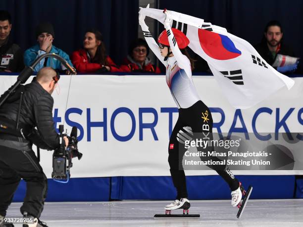 Min Jeong Choi of Korea celebrates with the Korean flag after becoming the overall champion in the women's 3000 meter SuperFinal during the World...