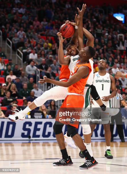Xavier Tillman of the Michigan State Spartans battles for the ball with Bourama Sidibe of the Syracuse Orange during the second half in the second...