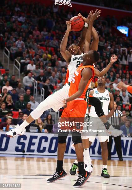 Xavier Tillman of the Michigan State Spartans battles for the ball with Bourama Sidibe of the Syracuse Orange during the second half in the second...