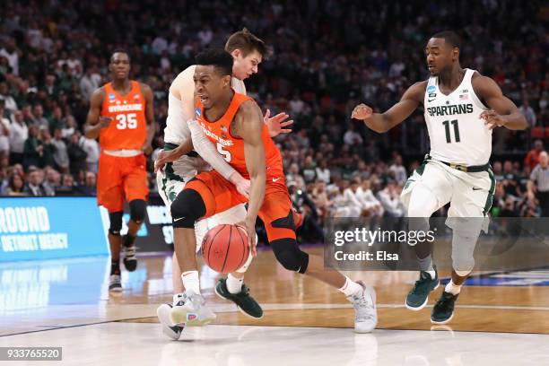 Tyus Battle of the Syracuse Orange drives to the basket against Matt McQuaid of the Michigan State Spartans in the second round of the 2018 NCAA...