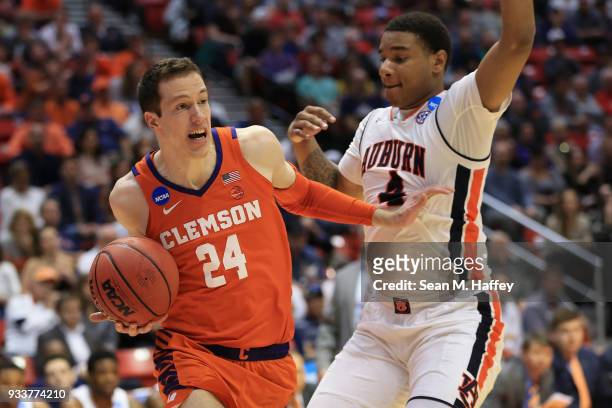 David Skara of the Clemson Tigers drives against Chuma Okeke of the Auburn Tigers in the first half during the second round of the 2018 NCAA Men's...