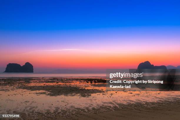 beautiful sunrise sky during low tide at koh hai (hai island), trang, thailand. - copyright by siripong kaewla iad fotografías e imágenes de stock