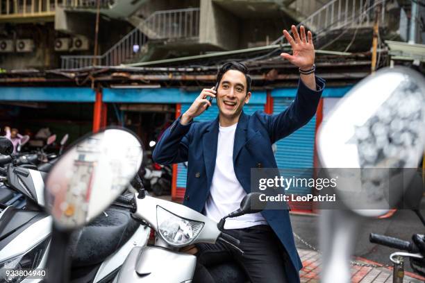 väntar man på skoter parkering i taipei - avstående att vänner kommer - man with scooter bildbanksfoton och bilder