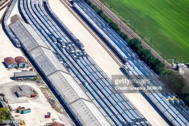 varios trenes de tgv francés de alta velocidad almacenados en almacén al aire libre a la espera de desmontaje y reciclaje vista aérea - alstom fotografías e imágenes de stock