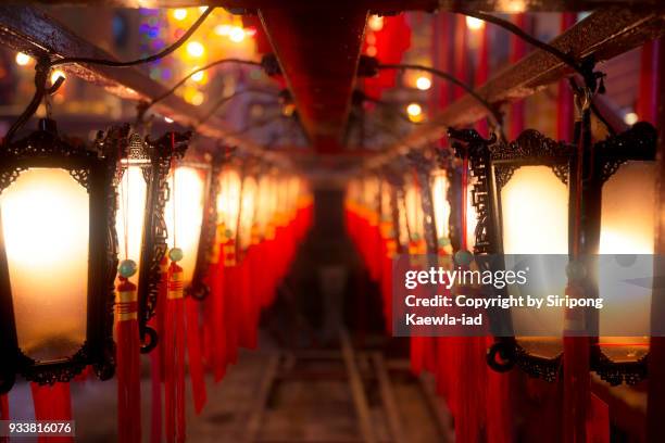 chinese style lanterns in a row at man mo temple, hong kong. - templo de man mo - fotografias e filmes do acervo